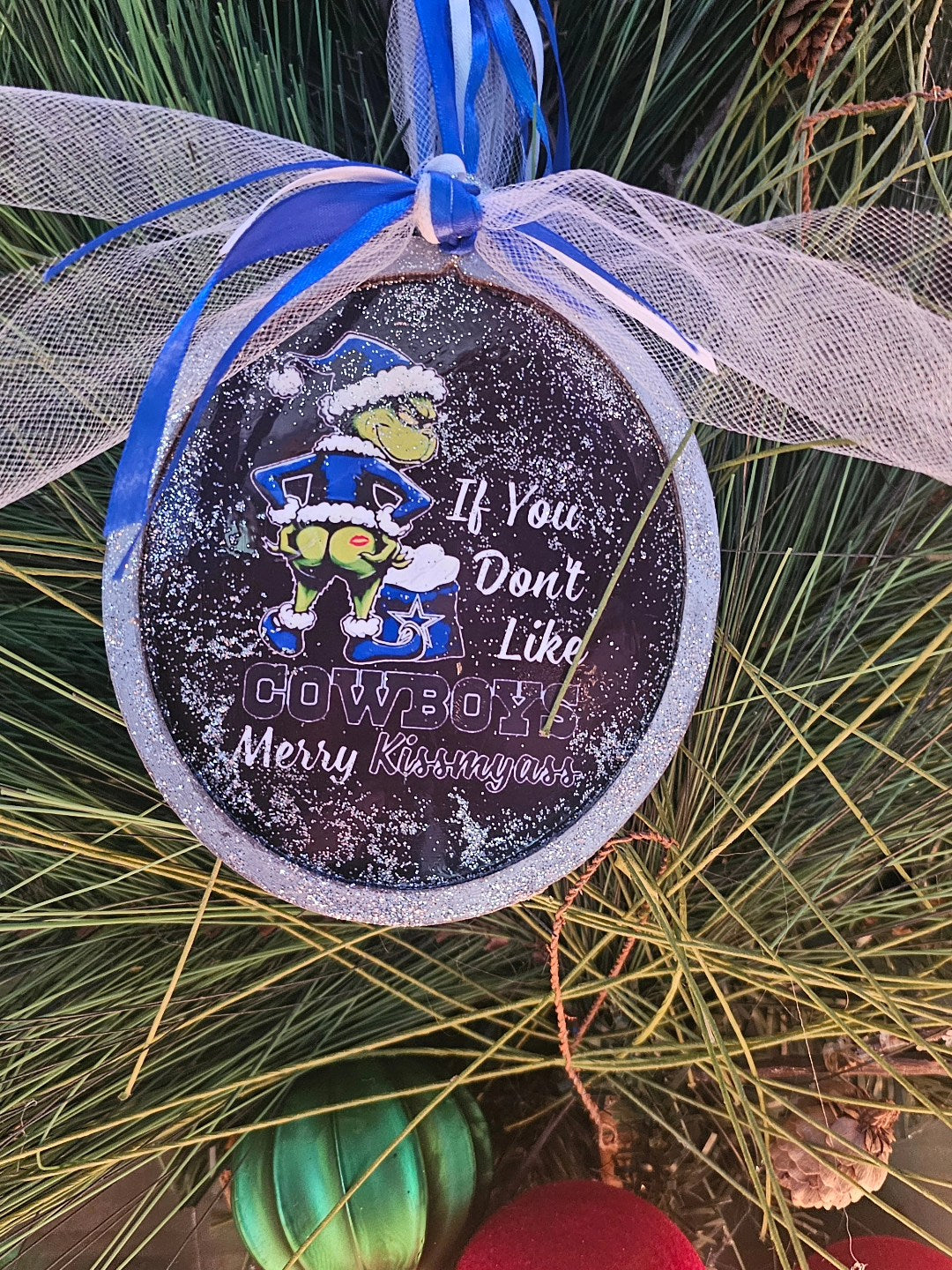 ⭐ Dallas Cowboys “Merry Kissmyass” Grinch Ornament — Funny Christmas Football Fan Gift
